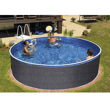 Kruhový nadzemní bazén s vnější stěnou v tmavě šedém ratanovém vzhledu, tři lidé si hrají ve vodě s barevným míčem.