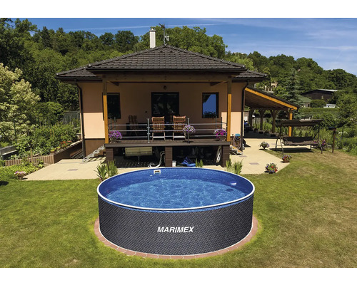 Kulatý nadzemní bazén s Marimex Logo na zahradě před domem s terasou, trávníkem a stromy v pozadí.