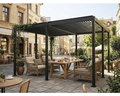 Ocelová pergola 3x5 m sloupky 8x8 cm Černá kovová pergola s lamelovou střechou, dřevěným stolem a ratanovými křesly na dlážděné terase ve světlém venkovním prostoru.
