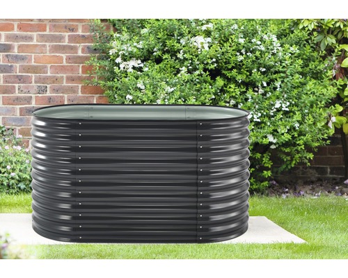 Kovový vyvýšený záhon na zahradě