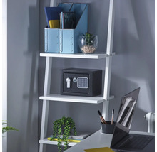 Černý elektronický trezor Yale na bílé policové knihovně v jasné, uspořádané domácí kanceláři.