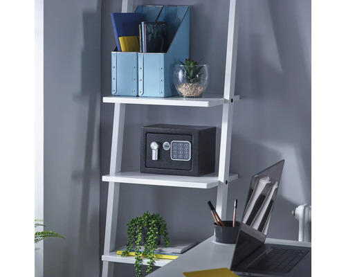 Černý elektronický trezor Yale na bílé policové knihovně v jasné, uspořádané domácí kanceláři.