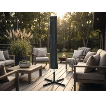 Ochranný obal na slunečník na moderní dřevěné terase se zahradním nábytkem, světelnými řetězy a ohništěm v pozadí.