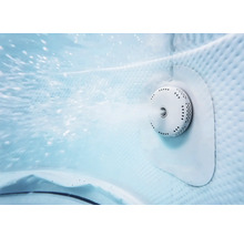 Tryska vířivky v provozu s proudem vody a vzduchovými bublinami.