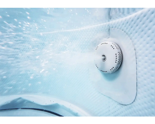 Tryska vířivky v provozu s proudem vody a vzduchovými bublinami.