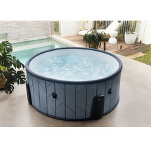 Kulatá nafukovací vířivka s geometrickým vzorem a bublající vodou na světlé terase vedle bazénu a dřevěné paluby.