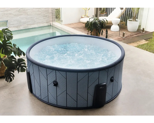 Kulatá nafukovací vířivka s geometrickým vzorem a bublající vodou na světlé terase vedle bazénu a dřevěné paluby.