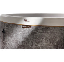 Detailní záběr vířivky MSpa s logem MSpa Logo a označením SyncJet Tech na šedé strukturované vnější stěně.