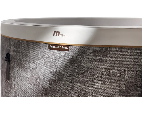 Detailní záběr vířivky MSpa s logem MSpa Logo a označením SyncJet Tech na šedé strukturované vnější stěně.