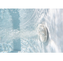 Tryska vířivky pod vodou s proudem vzduchu a vody v bazénu.