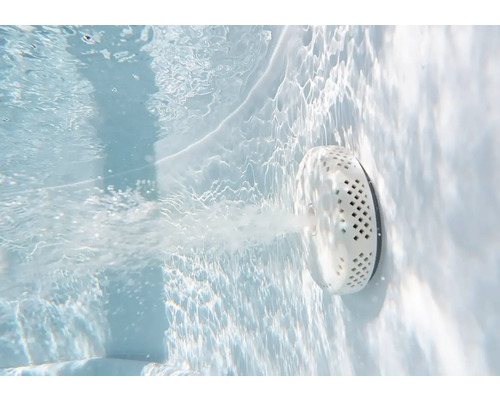 Tryska vířivky pod vodou s proudem vzduchu a vody v bazénu.