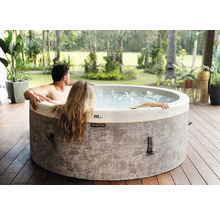 Nafukovací vířivka MSpa se dvěma osobami na dřevěné terase ve světlé zahradě.