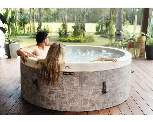 Nafukovací vířivka MSpa se dvěma osobami na dřevěné terase ve světlé zahradě.