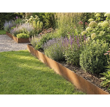 Záhonová obruba z cortenové oceli odděluje trávník od osázeného záhonu s travinami a trvalkami.