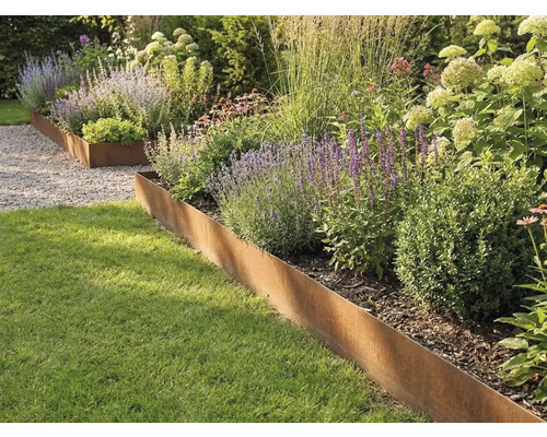 Záhonová obruba z cortenové oceli odděluje trávník od osázeného záhonu s travinami a trvalkami.