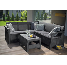 Zahradní lounge set z antracitové rohové pohovky v ratanovém vzhledu a nízkého stolku na dřevěné terase.