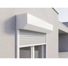 Bílá předokenní roleta s hranatým boxem namontovaná na okně, světlá fasáda.