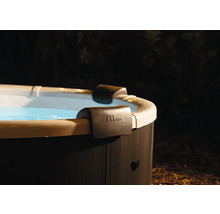 Detailní záběr na vířivku se dvěma černými opěrkami hlavy na okraji a MSpa Logo.