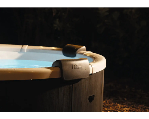 Detailní záběr na vířivku se dvěma černými opěrkami hlavy na okraji a MSpa Logo.