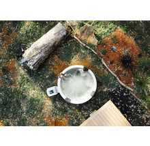 Nafukovací vířivka na zahradě z ptačí perspektivy se dvěma osobami, kmenem stromu a dřevěnou terasou.