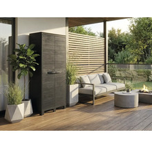 Vysoká zahradní skříň s dřevěným vzhledem na moderní terase s lounge nábytkem a rostlinami.