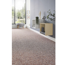 Moderní obývací pokoj s melírovaným kobercem, nástěnnými policemi a velkým oknem s výhledem do zahrady.