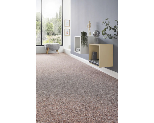 Moderní obývací pokoj s melírovaným kobercem, nástěnnými policemi a velkým oknem s výhledem do zahrady.