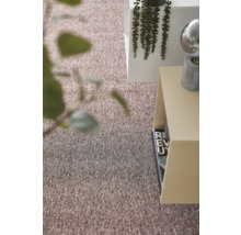 Strukturovaný melanžový koberec v moderním interiéru s odkládacími stolky a rostlinami.