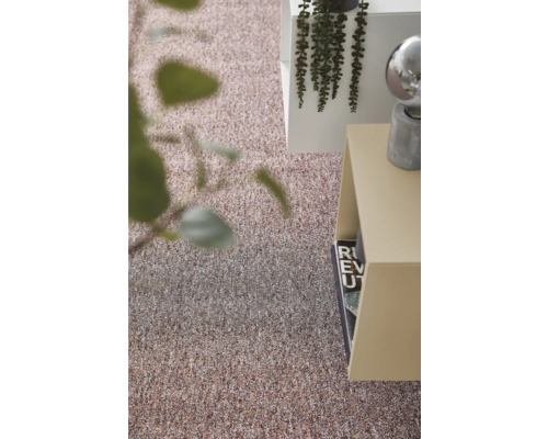 Strukturovaný melanžový koberec v moderním interiéru s odkládacími stolky a rostlinami.