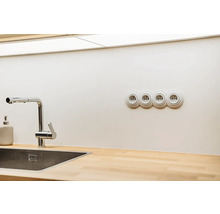 Moderní kuchyně s nerezovým dřezem, chromovanou baterií, dřevěnou pracovní deskou a čtyřnásobnou zásuvkou.