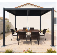 Moderní hliníková pergola s nastavitelnou lamelovou střechou na dlážděné terase s dřevěným jídelním stolem a ratanovými židlemi.