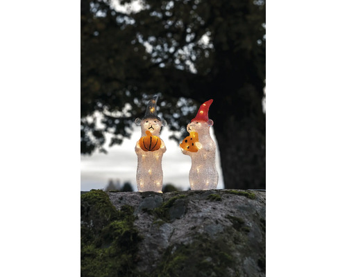 Dvě osvětlené LED figurky myší s klobouky, jedna drží dýni a druhá kus sýra, na mechem obrostlém kameni.