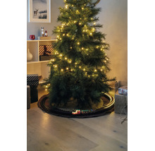Umělý vánoční stromek s LED světly a modelem vláčku na kolejích pod ním, obklopený dárky.
