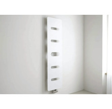 Moderní vertikální designový radiátor s pěti oválnými výřezy pro ručníky ve světlé, minimalistické místnosti.