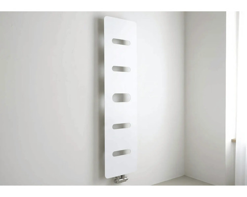 Moderní vertikální designový radiátor s pěti oválnými výřezy pro ručníky ve světlé, minimalistické místnosti.