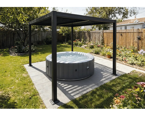 Moderní kovová pergola s lamelovou střechou nad kulatou nafukovací vířivkou na dlážděné terase v zahradě.