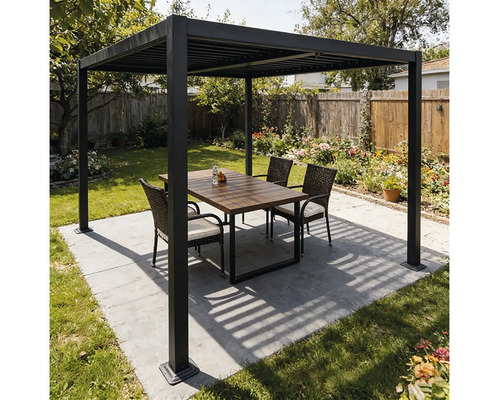 Černá kovová lamelová pergola na terase s dřevěným jídelním stolem a čtyřmi ratanovými židlemi v zahradě.