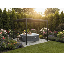 Moderní pergola nad nafukovací vířivkou v zahradě s kamennou dlažbou, trávníkem a kvetoucími rostlinami před živým plotem.