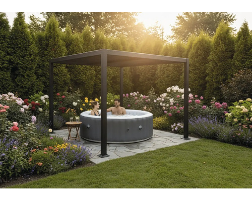 Moderní pergola nad nafukovací vířivkou v zahradě s kamennou dlažbou, trávníkem a kvetoucími rostlinami před živým plotem.