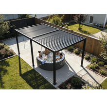 Černá hliníková pergola s nastavitelnou lamelovou střechou na terase nad kulatou vířivkou v zahradě.
