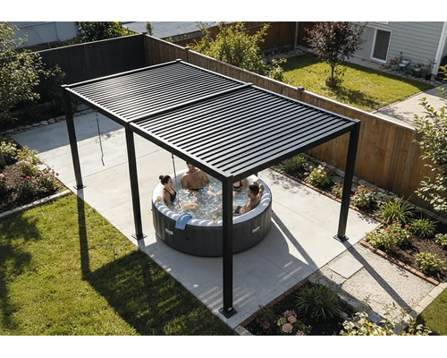 Černá hliníková pergola s nastavitelnou lamelovou střechou na terase nad kulatou vířivkou v zahradě.