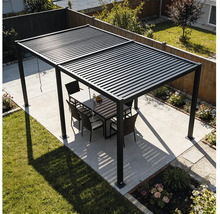 Volně stojící hliníková pergola s nastavitelnou lamelovou střechou nad zahradním sezením na terase.