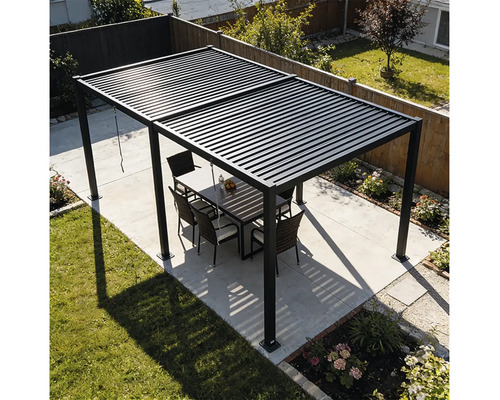 Volně stojící hliníková pergola s nastavitelnou lamelovou střechou nad zahradním sezením na terase.