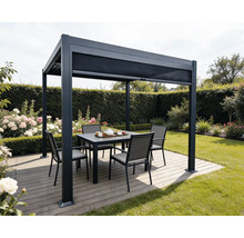 Moderní kovová pergola v antracitové barvě na dřevěné terase v zahradě, s jídelním stolem, židlemi a integrovanou clonou.