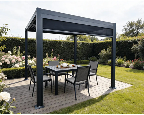 Moderní kovová pergola v antracitové barvě na dřevěné terase v zahradě, s jídelním stolem, židlemi a integrovanou clonou.