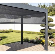 Hliníková pergola na dřevěné terase v zahradě s polozataženou boční markýzou pro soukromí a ochranu proti slunci.