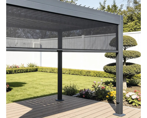 Hliníková pergola na dřevěné terase v zahradě s polozataženou boční markýzou pro soukromí a ochranu proti slunci.
