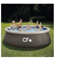 Kulatý nadzemní bazén v ratanovém vzhledu s nafukovacím prstencem a CF Group Logo, ve kterém si pětičlenná rodina hraje ve vodě na zahradě.