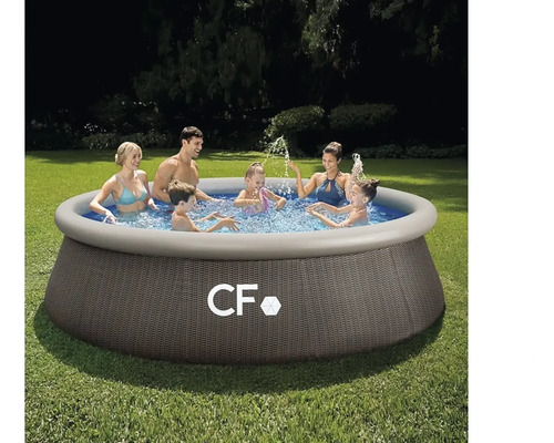 Kulatý nadzemní bazén v ratanovém vzhledu s nafukovacím prstencem a CF Group Logo, ve kterém si pětičlenná rodina hraje ve vodě na zahradě.