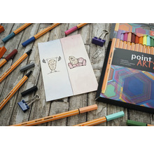 Kreativní scéna s několika finelinery Stabilo Point 88, otevřenou sadou Point Art a kresbou na dřevěném povrchu.